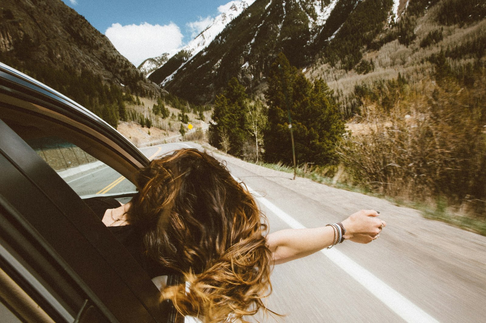 Persona che si gode un viaggio reso possibile da un prestito personale